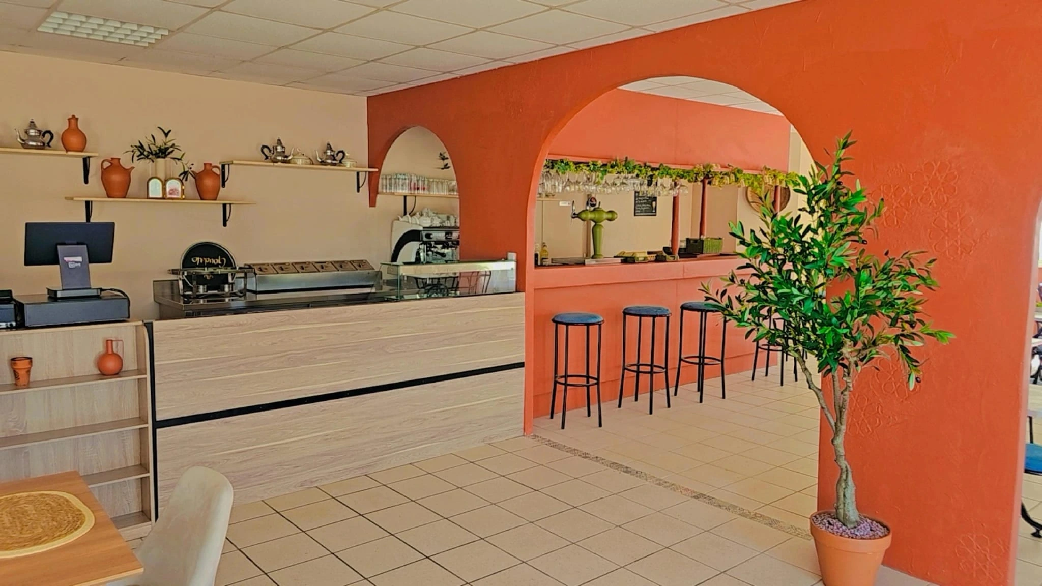 Comptoir et arches terracotta du restaurant BOCA, salon gourmand à Pruillé-l'Éguillé