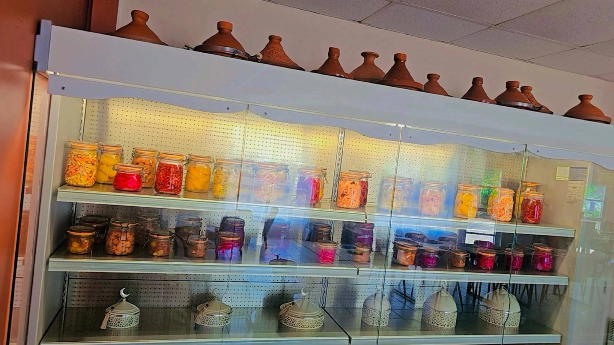Vitrine de bocaux et tajines en terre cuite de l'épicerie BOCA, comptoir local à Pruillé-l'Éguillé