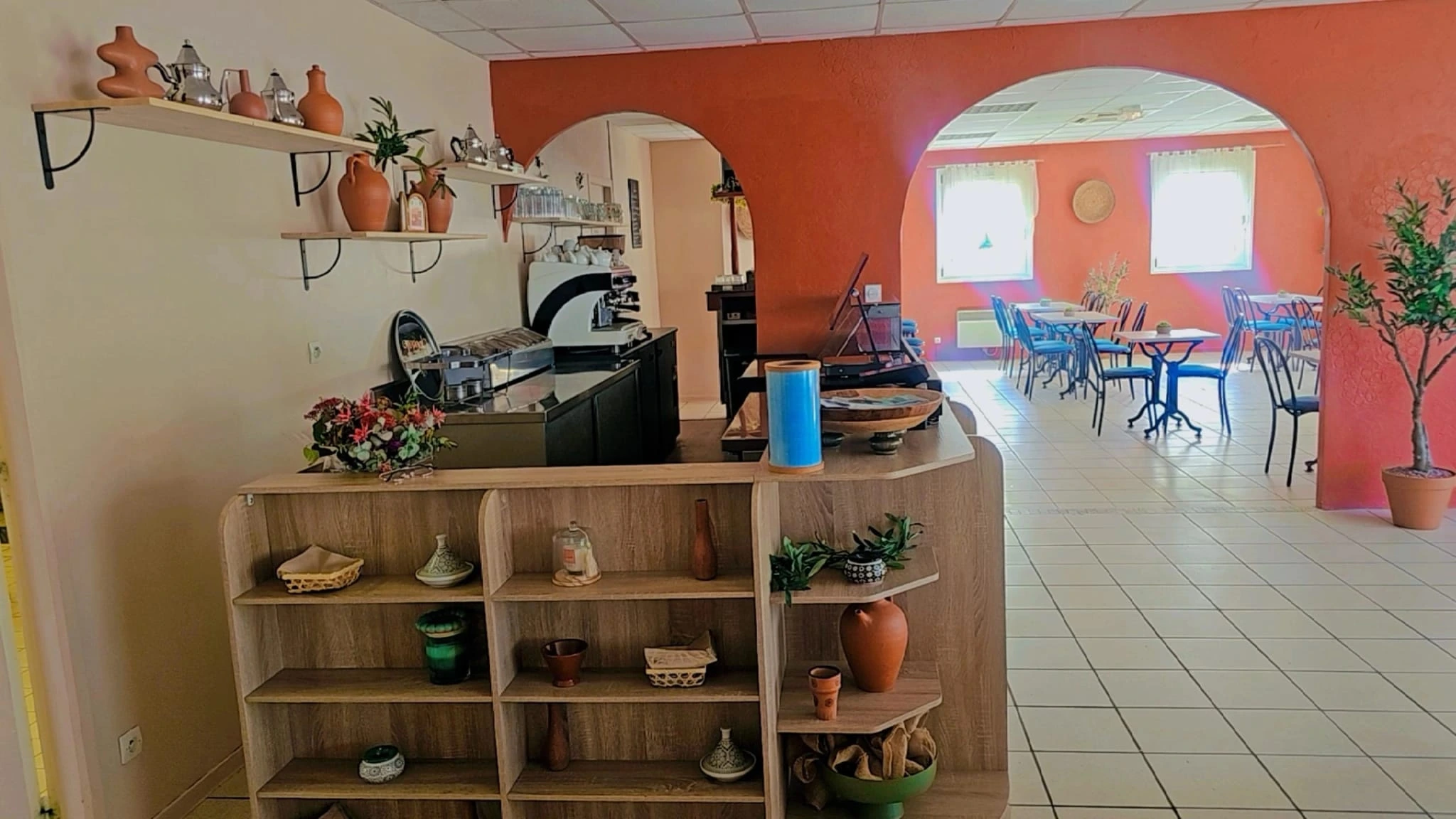 Étagères de poteries et arches du salon BOCA, salon de thé à Pruillé-l'Éguillé
