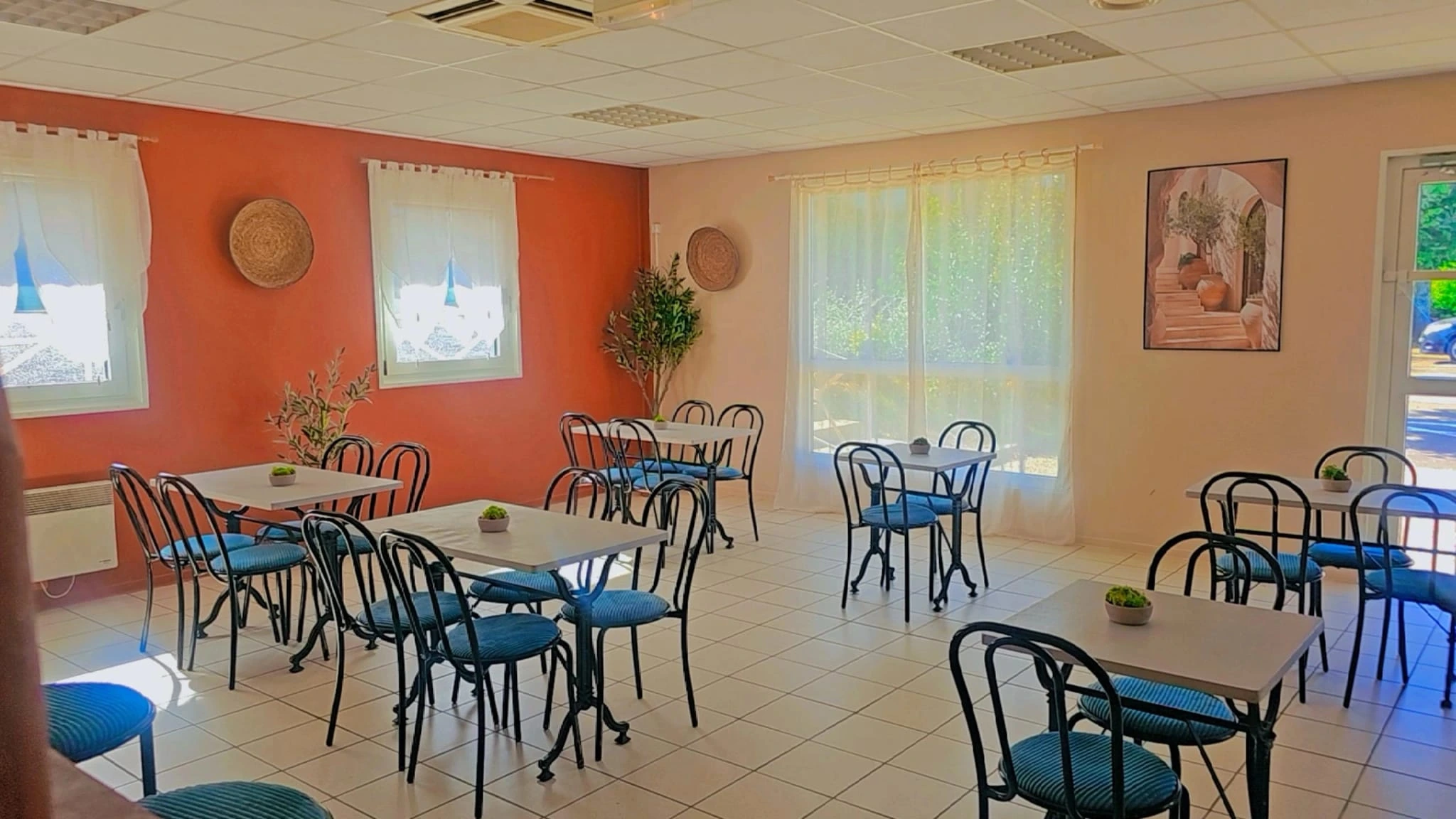 Salle du restaurant BOCA avec ses tables bistrot, restaurant à Pruillé-l'Éguillé