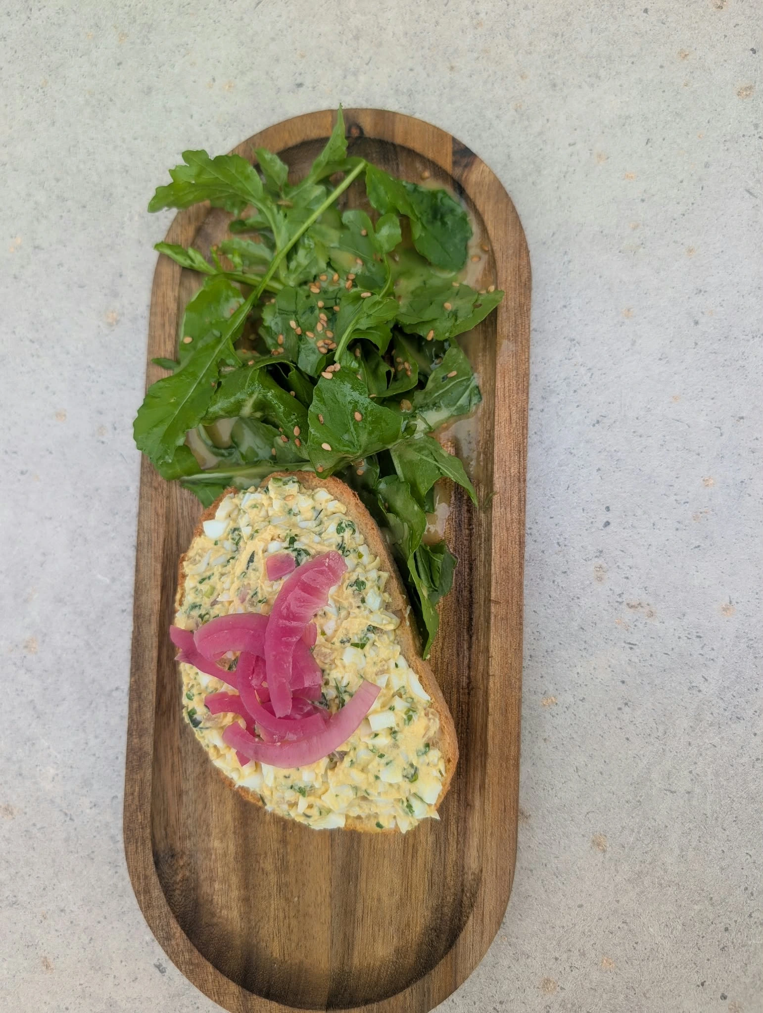 Tartine maison et roquette sur planche, déjeuner chez BOCA à Pruillé-l'Éguillé